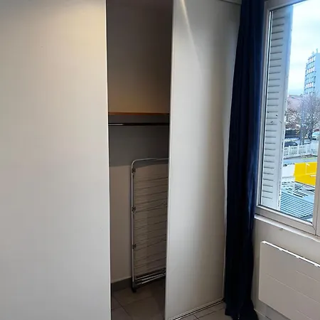 Cozy Bedroom In A Shared Homestay szállás Saint-Denis
